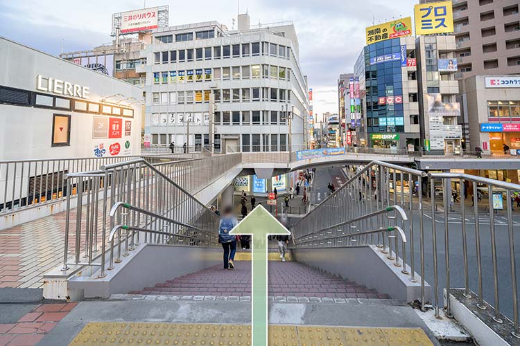 階段を降ります
