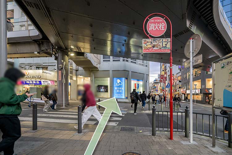 横断歩道を直進します